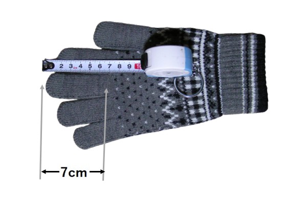 手袋の中指の長さをメジャーで測り7cmを示している画像イメージ