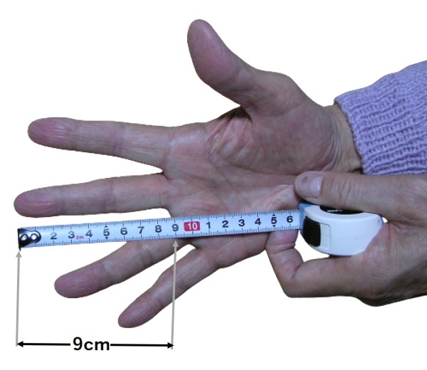 自分の中指の長さをメジャーで測り9cmを示している画像イメージ