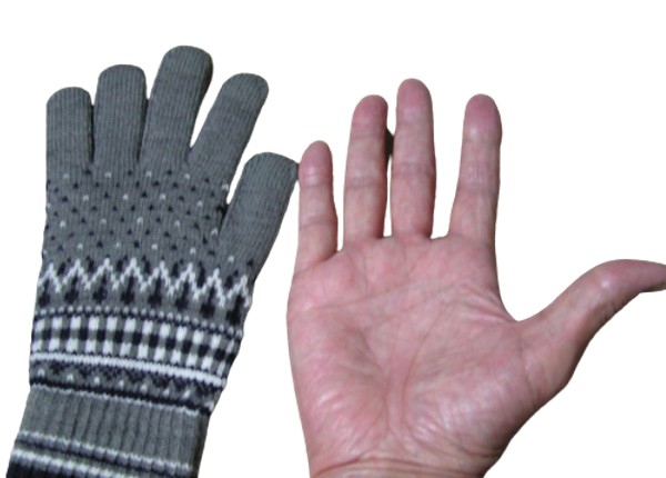 手袋の指と自分の指を比較するため手を開いて手袋の横に並べた画像イメージ