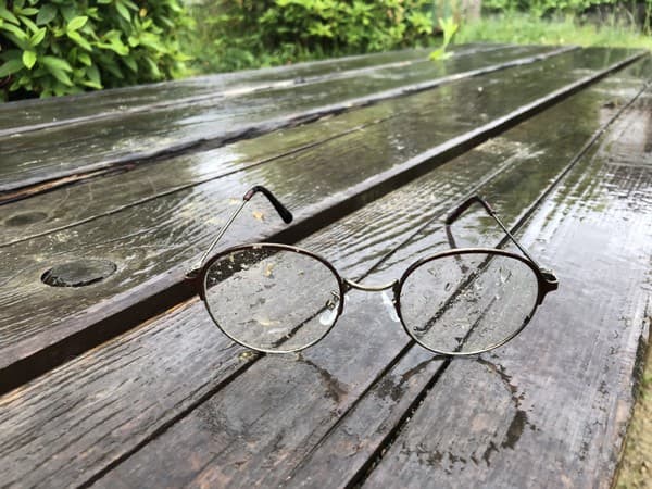 雨水に濡れたメガネの画像イメージ