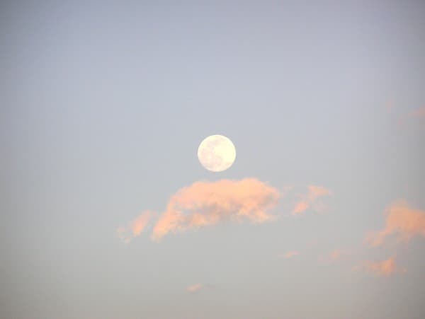 ウォーキングコース上に浮かぶ雲と月の画像イメージ