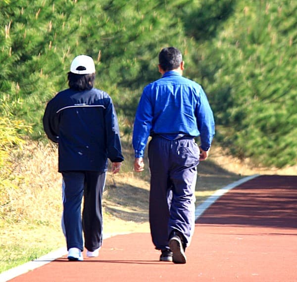 並んで歩いてしまっている夫婦の画像イメージ