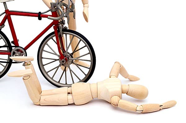 自転車にぶつけられ倒れた画像イメージ