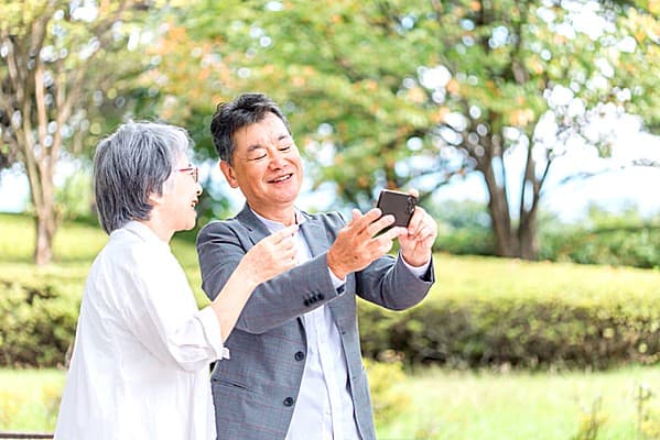 立ち止まってスマホを見る画像イメージ