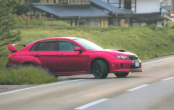 脇道から急に飛び出す危険な車の画像イメージ